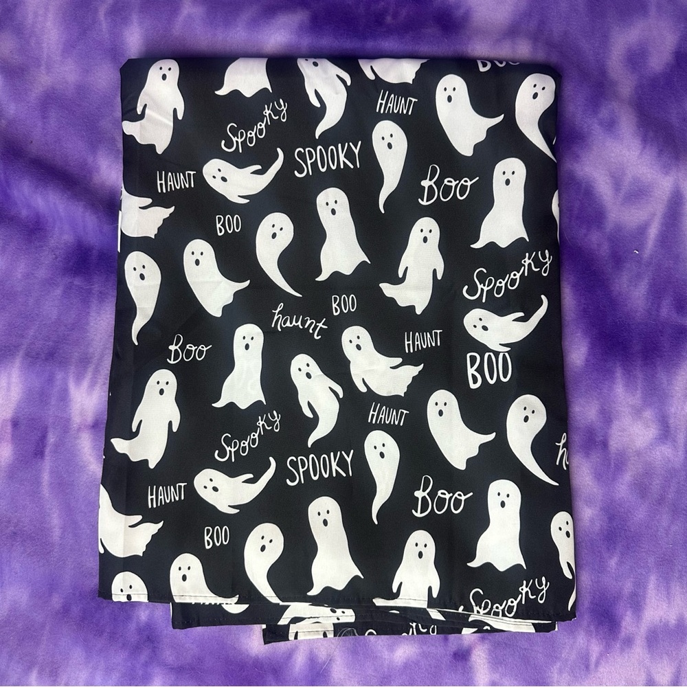 👻 Spooky ghost print Novogratz table cloth 60 x 84
